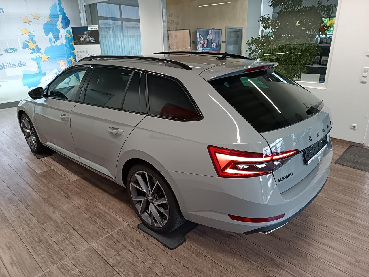 Skoda Superb Combi Sportline 2.0TSI DSG4x4*AHK*DCC*ACC - Station wagon: picture 4 Skoda Superb Combi Sportline 2.0TSI DSG4x4*AHK*DCC*ACC - Station wagon: picture 4