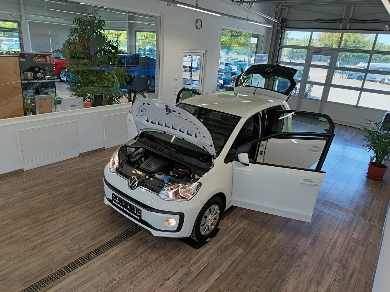 Volkswagen up! move up! 1.0*R-KAM*PDC*SHZ*MAPS+MORE*DAB*NSW - Car: picture 2 Volkswagen up! move up! 1.0*R-KAM*PDC*SHZ*MAPS+MORE*DAB*NSW - Car: picture 2