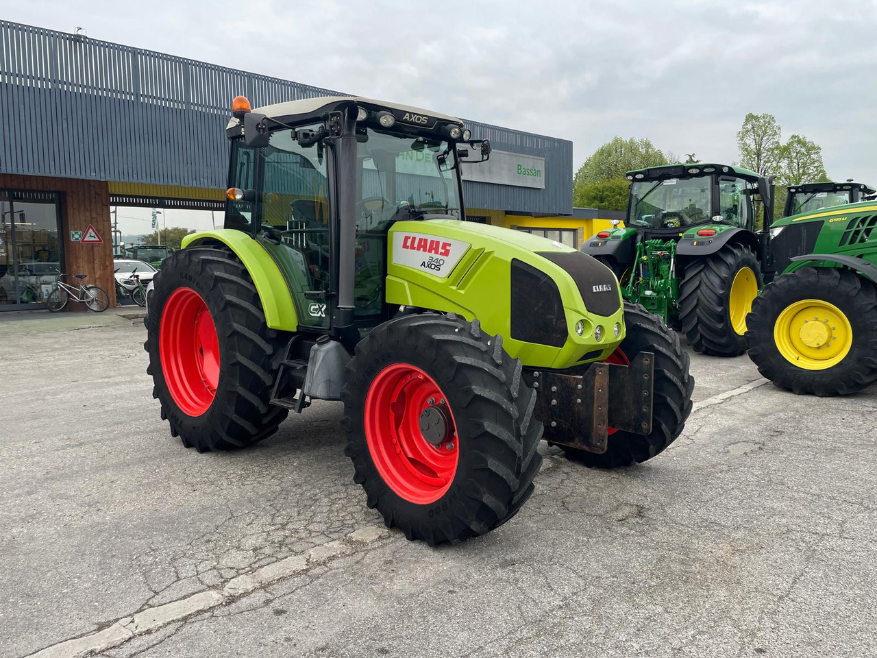 CLAAS AXOS 340 - Farm tractor: picture 2 CLAAS AXOS 340 - Farm tractor: picture 2