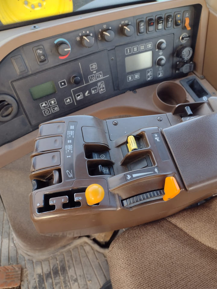 JOHN DEERE 8230 - Farm tractor: picture 4 JOHN DEERE 8230 - Farm tractor: picture 4