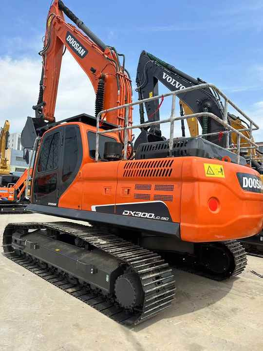 Used Excavator Doosan DX300 Excavators Mini Equipment Earth Moving Machinery Doosan Digger Excavator for Sale - Excavator: picture 2 Used Excavator Doosan DX300 Excavators Mini Equipment Earth Moving Machinery Doosan Digger Excavator for Sale - Excavator: picture 2