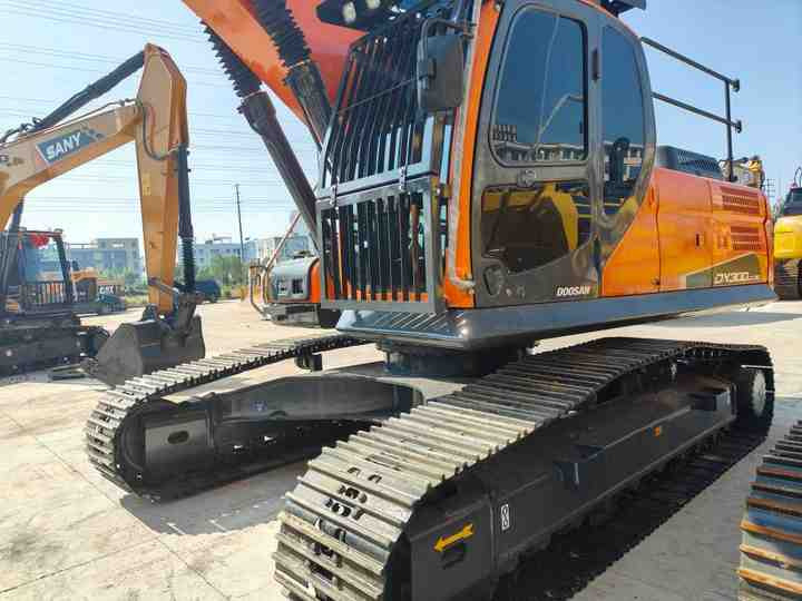 Used Doosan DX300, its original quality has withstood the test. It offers high - efficiency operation at a lower cost.Hard work. - Crawler excavator: picture 2 Used Doosan DX300, its original quality has withstood the test. It offers high - efficiency operation at a lower cost.Hard work. - Crawler excavator: picture 2