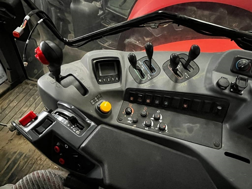 Farm tractor Kubota M 6-141: picture 9