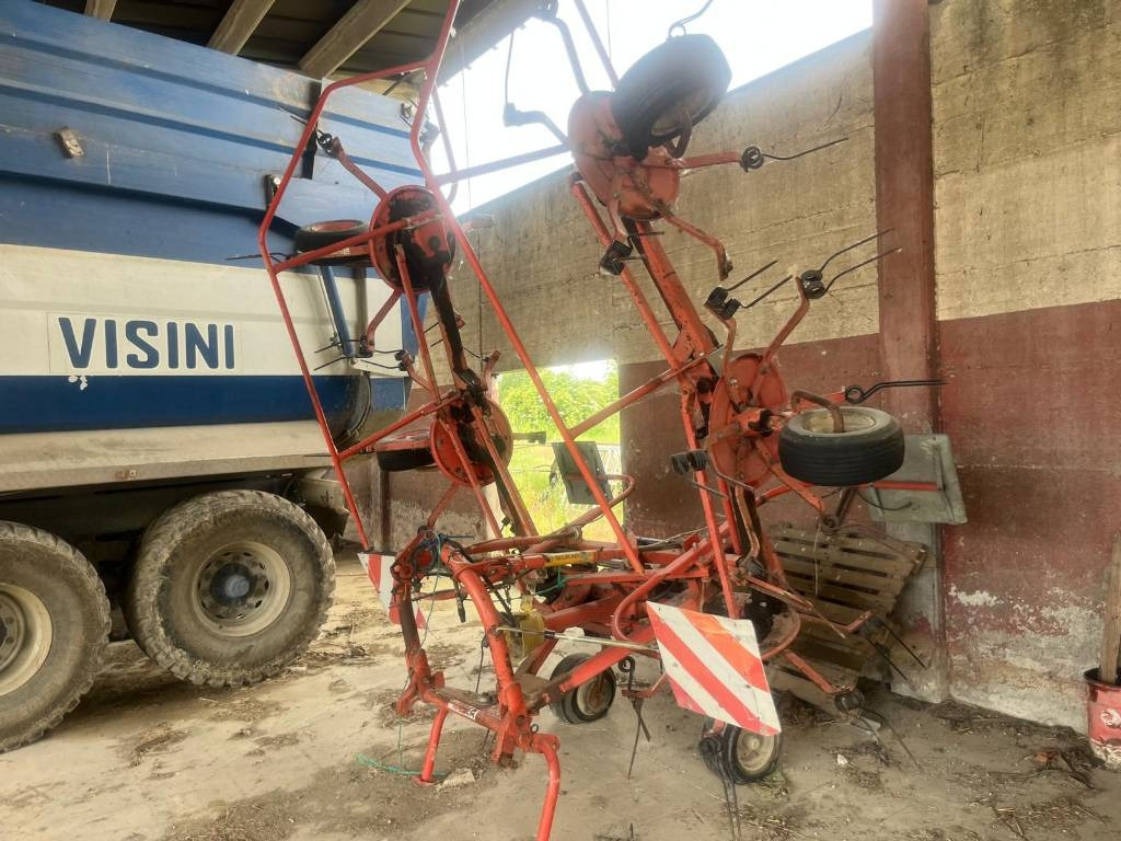 Lely TH 680 - Tedder/ Rake: picture 1 Lely TH 680 - Tedder/ Rake: picture 1