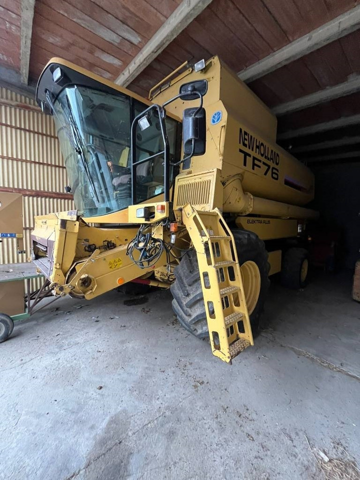 New Holland TF 76 - Combine harvester: picture 1 New Holland TF 76 - Combine harvester: picture 1