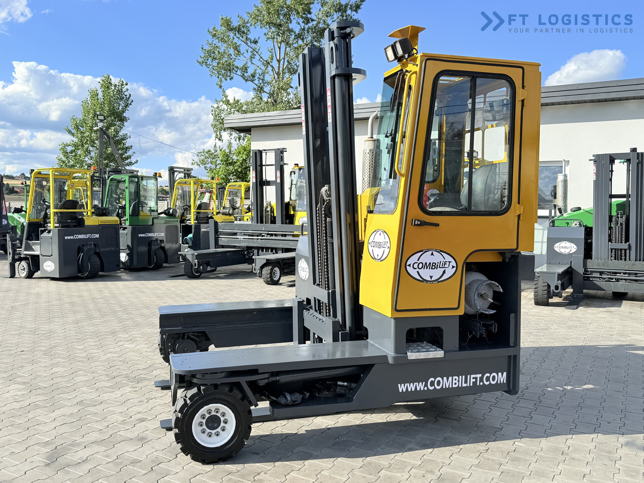COMBILIFT C4000 / GAS / DUPLEX - 4100MM / SIDE SHIFT / FREE LIFT / FULL HEATED CABIN / ONLY 4223 HOURS / CONDITION – LIKE NEW! - 4-way reach truck: picture 3 COMBILIFT C4000 / GAS / DUPLEX - 4100MM / SIDE SHIFT / FREE LIFT / FULL HEATED CABIN / ONLY 4223 HOURS / CONDITION – LIKE NEW! - 4-way reach truck: picture 3