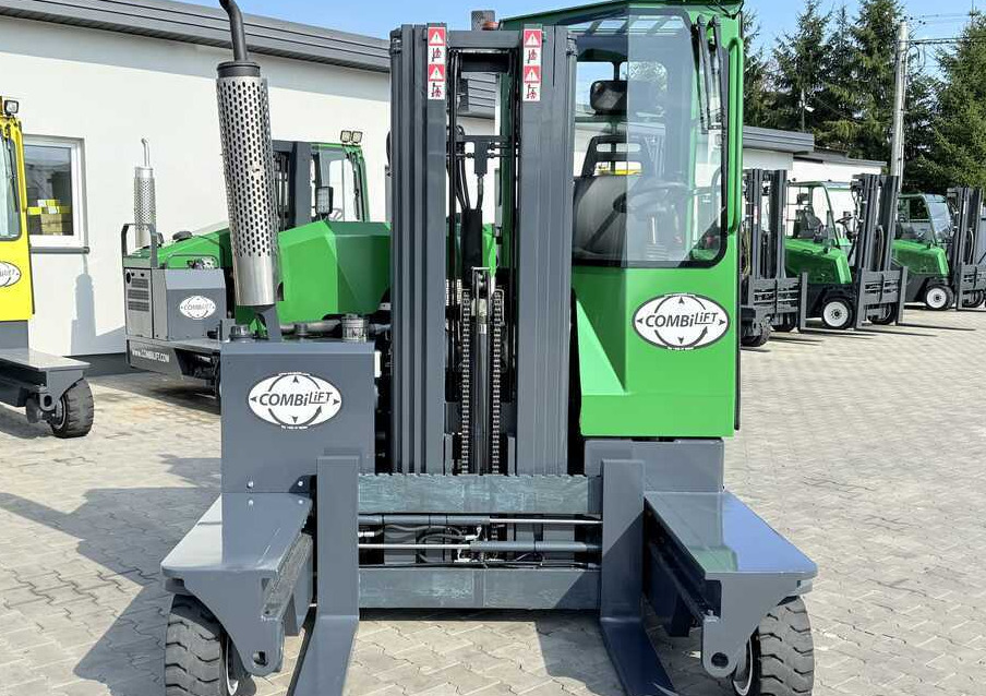Combilift C2500 / LPG / TRIPLEX 4900 mm / Free Lift / Only 2,446 Operating Hours / Fork Positioner / Full Cabin / Excellent Condition. Wide range of multidirectional and sideloader forklifts available - 4-way reach truck: picture 4 Combilift C2500 / LPG / TRIPLEX 4900 mm / Free Lift / Only 2,446 Operating Hours / Fork Positioner / Full Cabin / Excellent Condition. Wide range of multidirectional and sideloader forklifts available - 4-way reach truck: picture 4