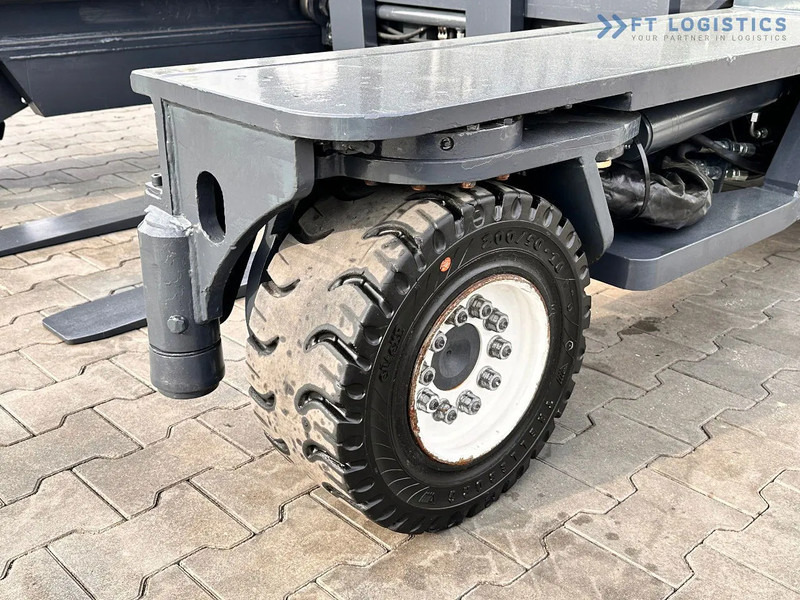 Combilift C4500 / LPG / TRIPLEX / 5500MM / FREE LIFT / HYDRAULIC FORK SHIFT / Like New C4500 / LPG / TRIPLEX / 5500MM / FREE LIFT / HYDRAU - 4-way reach truck: picture 5 Combilift C4500 / LPG / TRIPLEX / 5500MM / FREE LIFT / HYDRAULIC FORK SHIFT / Like New C4500 / LPG / TRIPLEX / 5500MM / FREE LIFT / HYDRAU - 4-way reach truck: picture 5