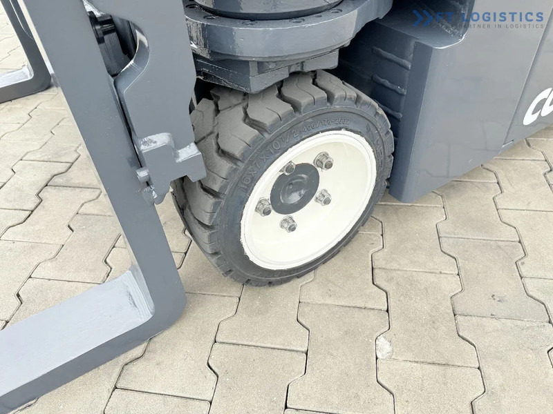 Combilift Combilift CBE2500 / TRIPLEX / 5500MM / FREE LIFT / ELECTRIC DRIVE / ONLY 2300 MTH / FORK POSITIONER / SIDE SHIFT / NEW TYRES / L - 4-way reach truck: picture 4 Combilift Combilift CBE2500 / TRIPLEX / 5500MM / FREE LIFT / ELECTRIC DRIVE / ONLY 2300 MTH / FORK POSITIONER / SIDE SHIFT / NEW TYRES / L - 4-way reach truck: picture 4