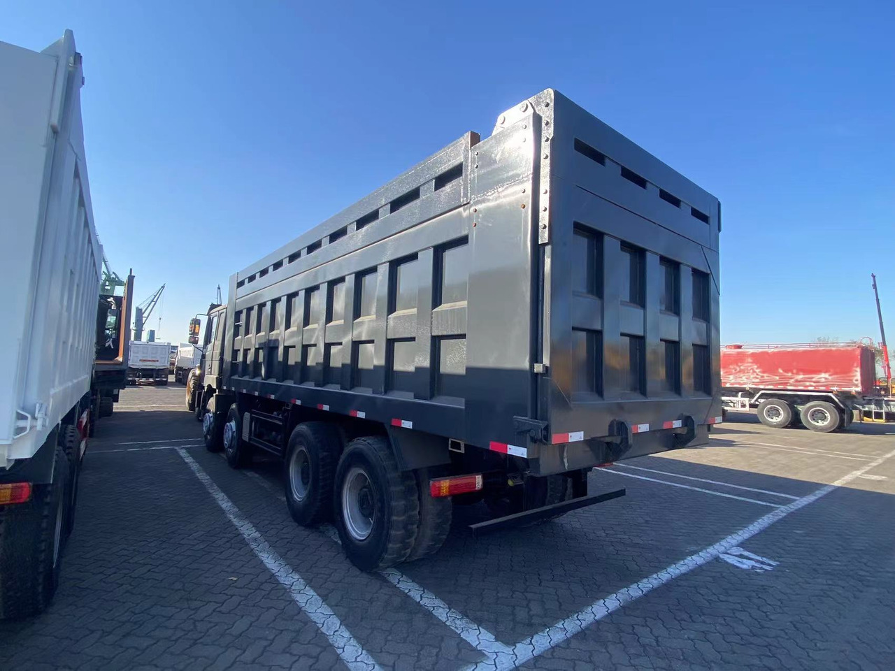 SHACMAN Shacman F3000 8*4 dump truck - Tipper: picture 3 SHACMAN Shacman F3000 8*4 dump truck - Tipper: picture 3