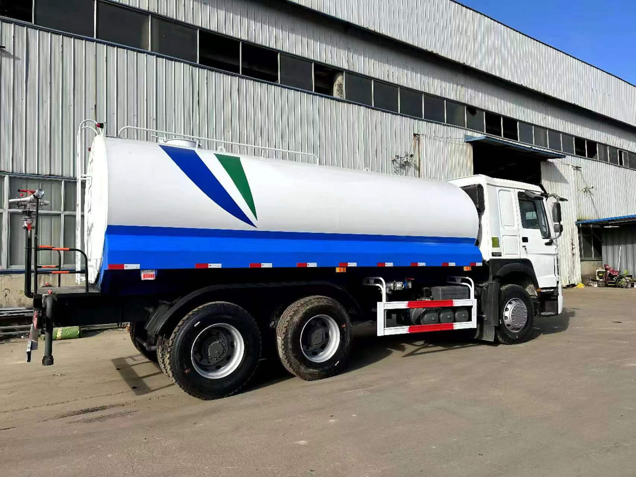 SINOTRUK HOWO 371 20 cubic meter sprinkler - Container transporter/ Swap body truck: picture 5 SINOTRUK HOWO 371 20 cubic meter sprinkler - Container transporter/ Swap body truck: picture 5