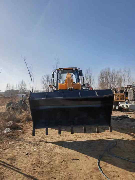 Used LIUGONG 856H wheel in Good Condition for sale 90%new uesd Loader liugong 856h Used Loader For Sale - Wheel loader: picture 3 Used LIUGONG 856H wheel in Good Condition for sale 90%new uesd Loader liugong 856h Used Loader For Sale - Wheel loader: picture 3
