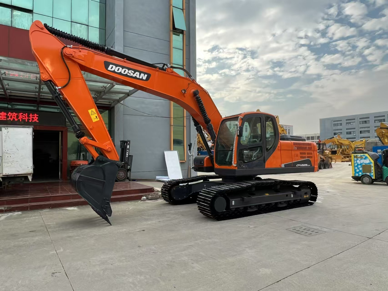 DOOSAN DX225LCA - Crawler excavator: picture 1 DOOSAN DX225LCA - Crawler excavator: picture 1
