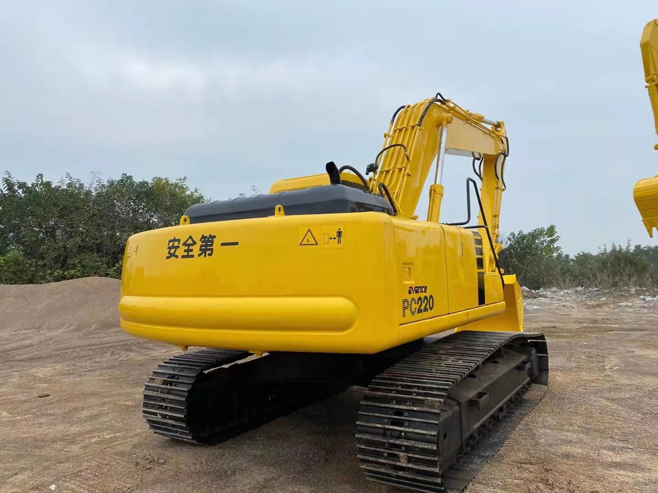 KOMATSU PC220-6 - Crawler excavator: picture 3 KOMATSU PC220-6 - Crawler excavator: picture 3