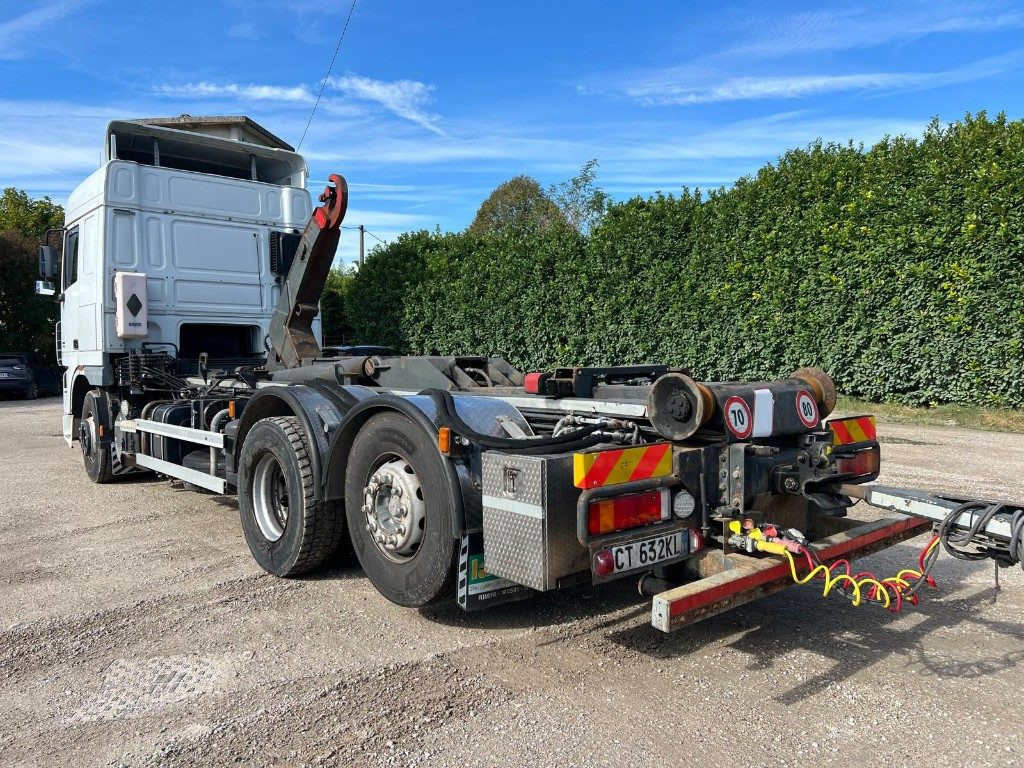 DAF XF530 SCARRABILE - Hook lift truck: picture 2 DAF XF530 SCARRABILE - Hook lift truck: picture 2