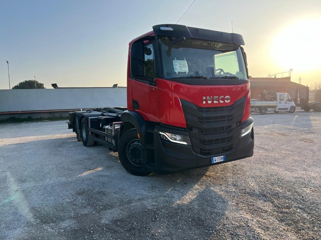 IVECO X-WAY AD260 NUOVO TARGATO SCARRABILE - Hook lift truck: picture 2 IVECO X-WAY AD260 NUOVO TARGATO SCARRABILE - Hook lift truck: picture 2