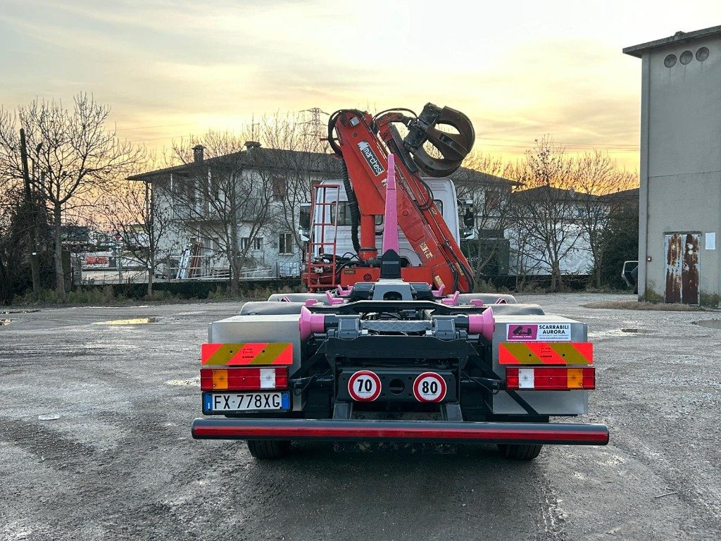 MERCEDES-BENZ MERCEDES AXOR 2533 SCARRABILE CON GRU E POLIPO - Hook lift truck: picture 4 MERCEDES-BENZ MERCEDES AXOR 2533 SCARRABILE CON GRU E POLIPO - Hook lift truck: picture 4