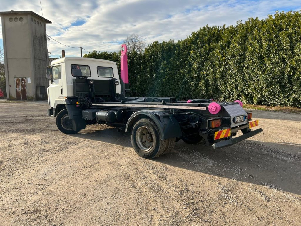 NISSAN 130/115 SCARRABILE - Hook lift truck: picture 3 NISSAN 130/115 SCARRABILE - Hook lift truck: picture 3