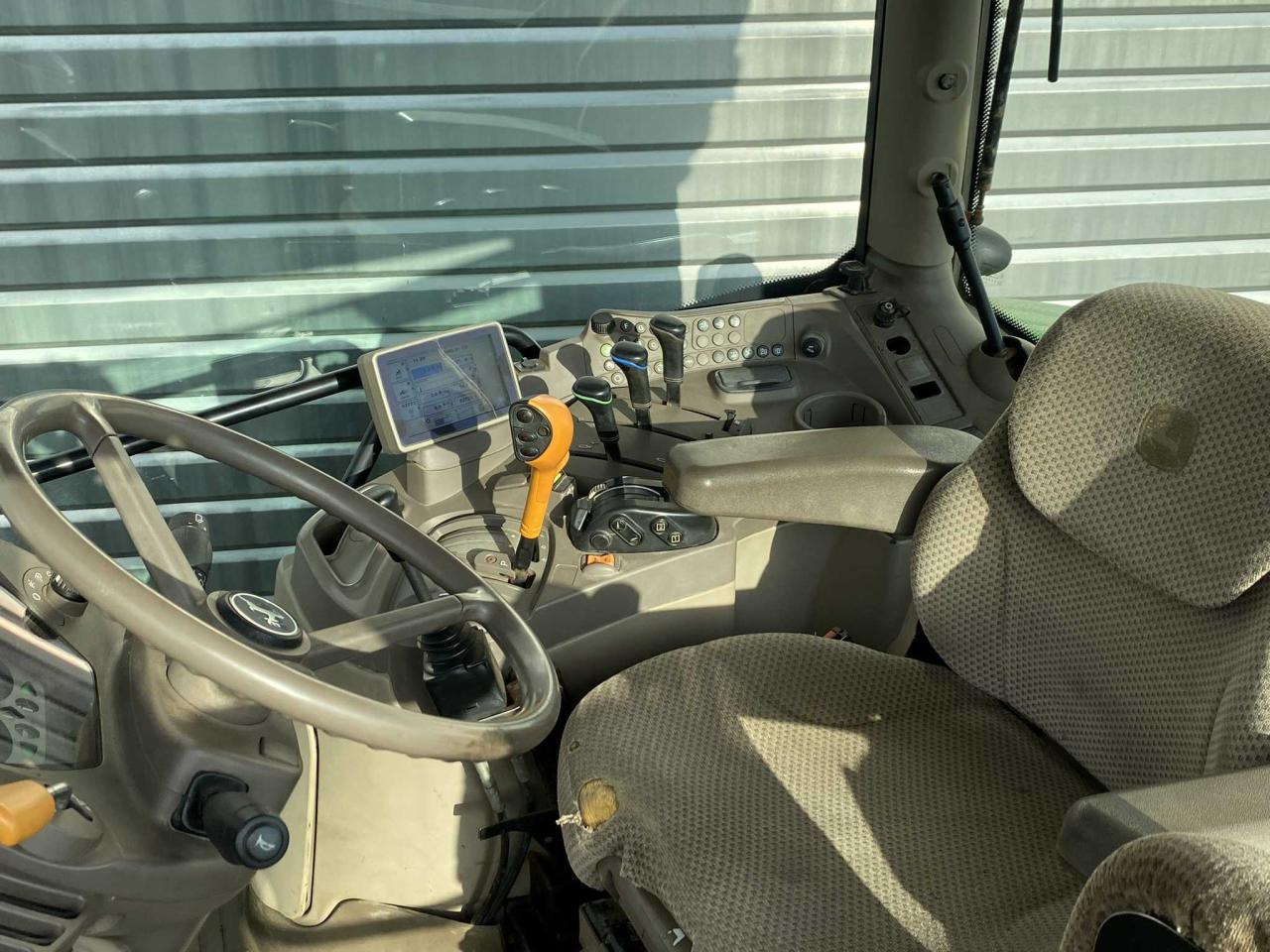 John Deere 6115R - Farm tractor: picture 5 John Deere 6115R - Farm tractor: picture 5