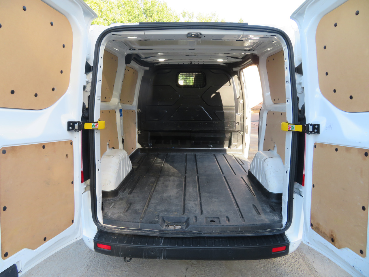 Small van Ford Transit Custom 2.0 Trend: picture 10