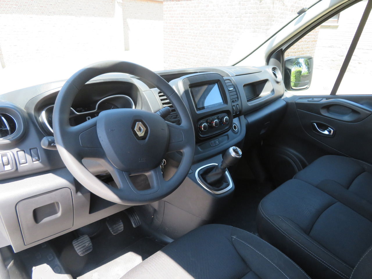 Small van RENAULT Trafic 2.0dCi - L2H1: picture 12