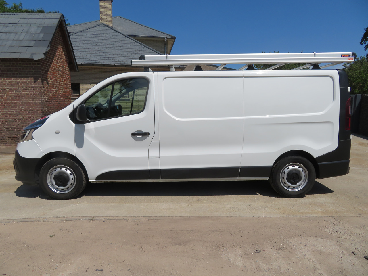 RENAULT Trafic 2.0dCi - L2H1 - Small van: picture 4 RENAULT Trafic 2.0dCi - L2H1 - Small van: picture 4