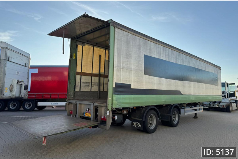 Pacton TBD.2 / DHOLLANDIA 2500kg / Steering axle - Curtainsider semi-trailer: picture 3 Pacton TBD.2 / DHOLLANDIA 2500kg / Steering axle - Curtainsider semi-trailer: picture 3
