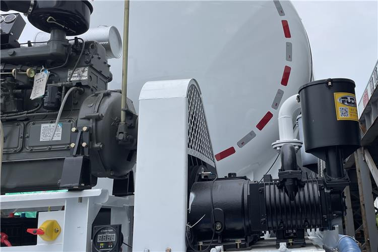 TITAN 4 Axle Bulker Cement Tanker Trailer for Sale In Zambia - Tank semi-trailer: picture 3 TITAN 4 Axle Bulker Cement Tanker Trailer for Sale In Zambia - Tank semi-trailer: picture 3