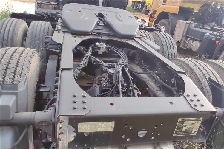 Hongyan Used Genlyon Truck Head for Sale - Tractor unit: picture 3 Hongyan Used Genlyon Truck Head for Sale - Tractor unit: picture 3