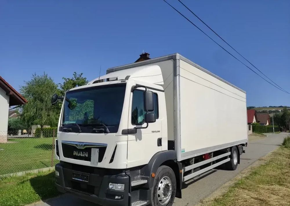 MAN TGM 15.290 kontener , winda - Box truck: picture 2 MAN TGM 15.290 kontener , winda - Box truck: picture 2