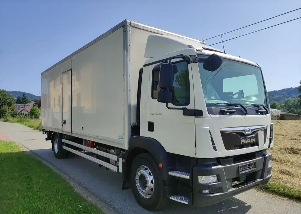 MAN TGM 15.290 kontener , winda - Box truck: picture 1 MAN TGM 15.290 kontener , winda - Box truck: picture 1