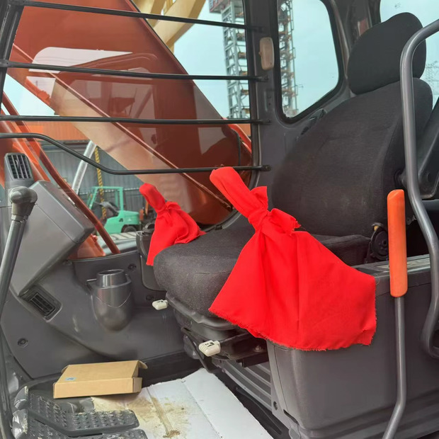 Crawler excavator 2023 Hitachi ZX250: picture 6