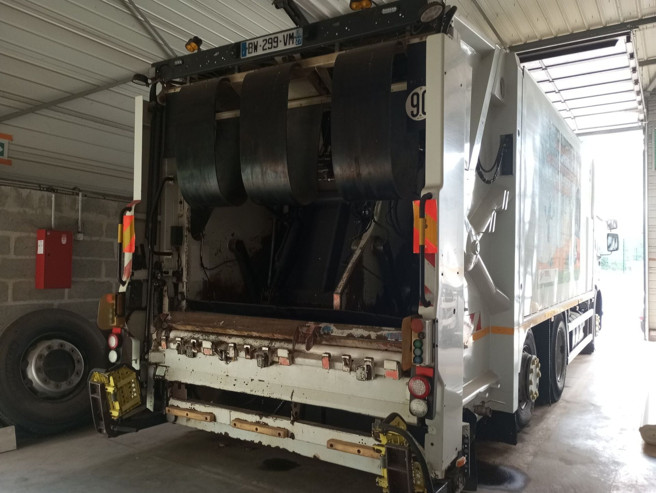 BOM de marque Renault 310 DXI - benne SEMAT bi compartiment - boite de vitesse récente de 5000 km - 2 pneus neufs - dernier passage aux mines en septembre 2023 - arrêt de circulation octobre 2023 - ba - Garbage truck: picture 3 BOM de marque Renault 310 DXI - benne SEMAT bi compartiment - boite de vitesse récente de 5000 km - 2 pneus neufs - dernier passage aux mines en septembre 2023 - arrêt de circulation octobre 2023 - ba - Garbage truck: picture 3