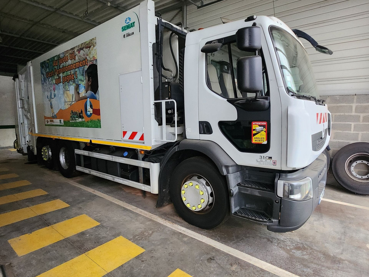 BOM de marque Renault 310 DXI - benne SEMAT bi compartiment - boite de vitesse récente de 5000 km - 2 pneus neufs - dernier passage aux mines en septembre 2023 - arrêt de circulation octobre 2023 - ba - Garbage truck: picture 4 BOM de marque Renault 310 DXI - benne SEMAT bi compartiment - boite de vitesse récente de 5000 km - 2 pneus neufs - dernier passage aux mines en septembre 2023 - arrêt de circulation octobre 2023 - ba - Garbage truck: picture 4