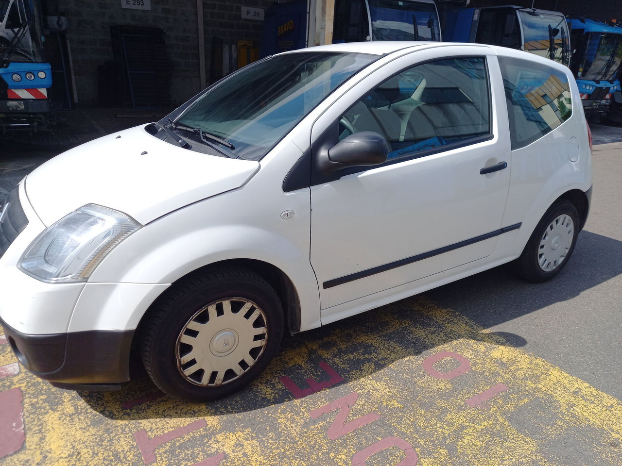 CITROEN C2 -Berline commerciale essence - 3 portes - 2 plac - Car: picture 2 CITROEN C2 -Berline commerciale essence - 3 portes - 2 plac - Car: picture 2