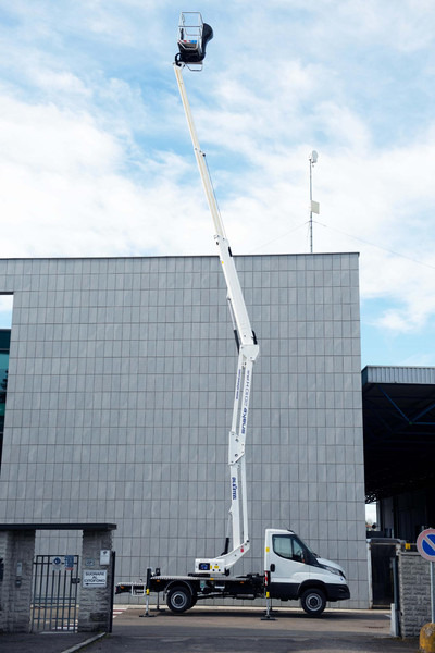 Oil & Steel Snake 2010 HE PLUS Sobre IVECO 35S14 Distancia entre ejes 3750 mm - Truck mounted aerial platform: picture 3 Oil & Steel Snake 2010 HE PLUS Sobre IVECO 35S14 Distancia entre ejes 3750 mm - Truck mounted aerial platform: picture 3