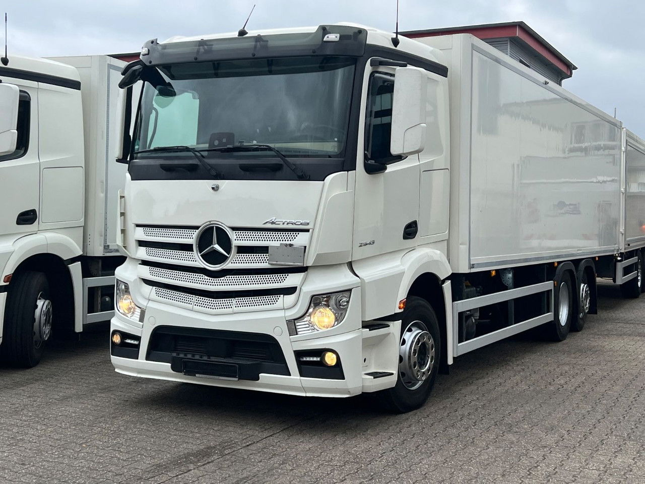 Mercedes-Benz Actros 2543 LBW Voll-Luft-Gefed-Lang Kof - Box truck: picture 2 Mercedes-Benz Actros 2543 LBW Voll-Luft-Gefed-Lang Kof - Box truck: picture 2