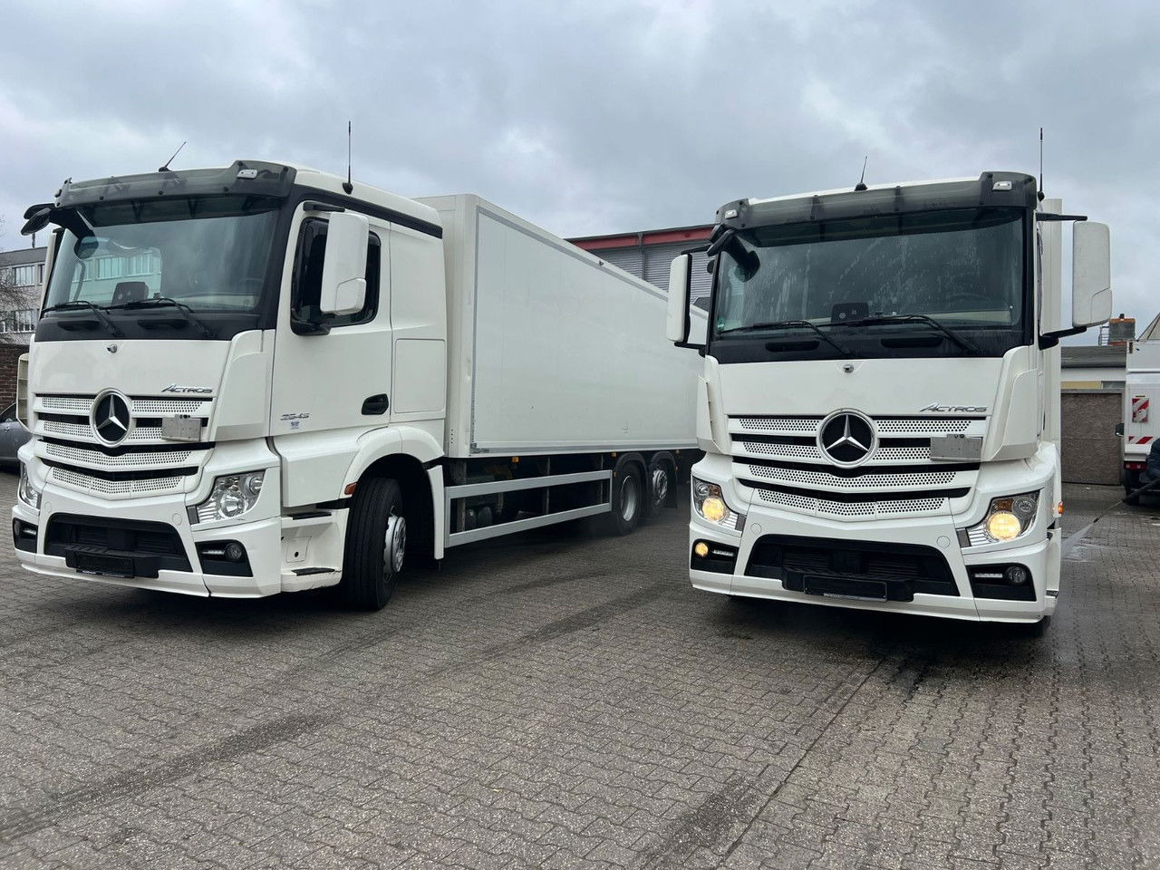 Mercedes-Benz Actros 2543 LBW Voll-Luft-Gefed-Lang Kof - Box truck: picture 1 Mercedes-Benz Actros 2543 LBW Voll-Luft-Gefed-Lang Kof - Box truck: picture 1