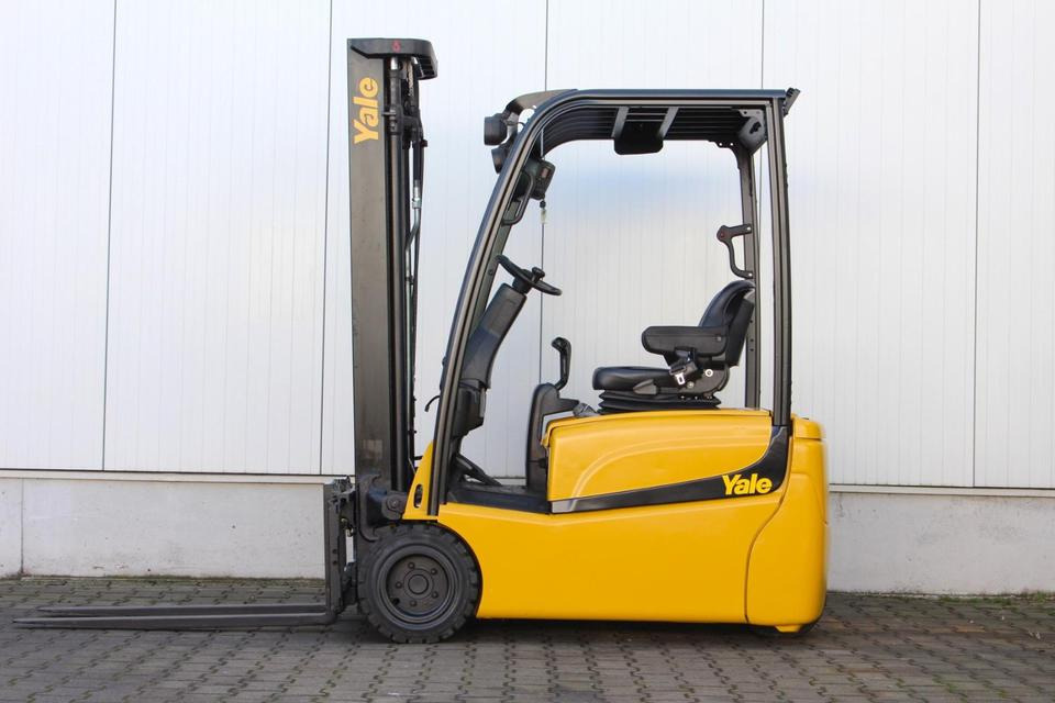 YALE ERP18VT Triplex 5,2m 1800kg - Electric forklift: picture 3 YALE ERP18VT Triplex 5,2m 1800kg - Electric forklift: picture 3
