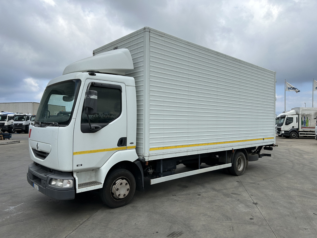 RENAULT Midlum 180 con furgonatarura e sponda - Box truck: picture 1 RENAULT Midlum 180 con furgonatarura e sponda - Box truck: picture 1
