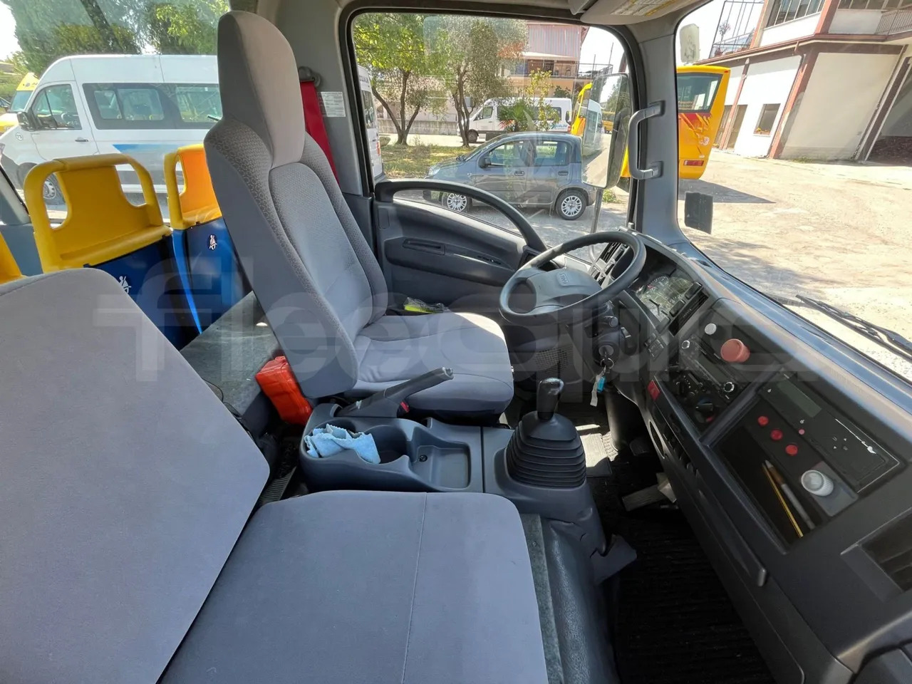 School bus Isuzu P65: picture 13
