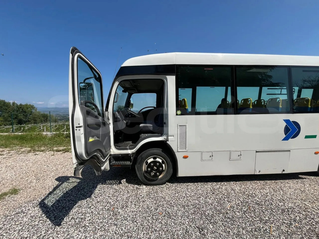 School bus Isuzu P65: picture 12