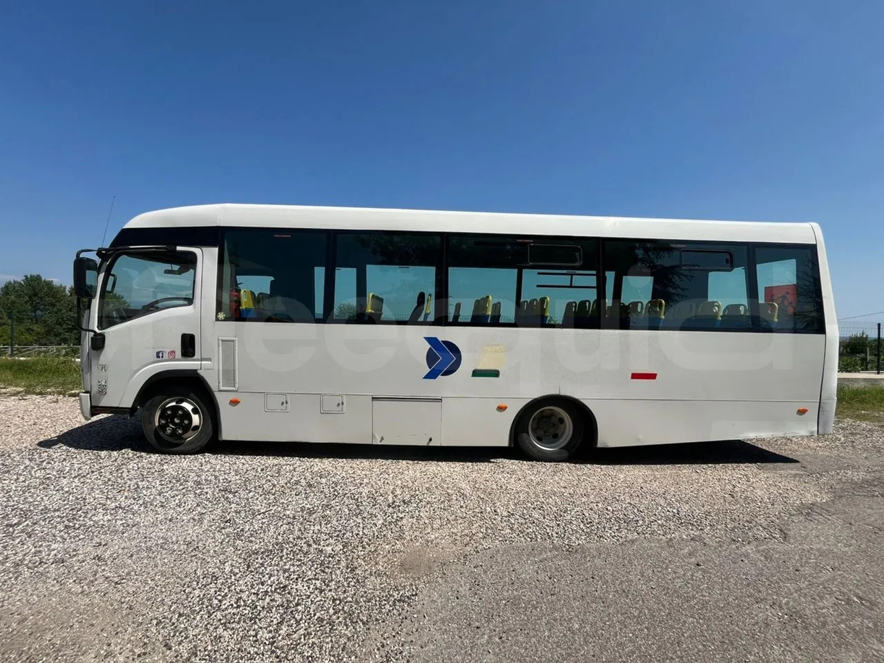 School bus Isuzu P65: picture 6