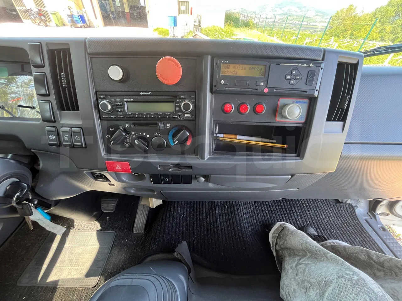 School bus Isuzu P65: picture 18