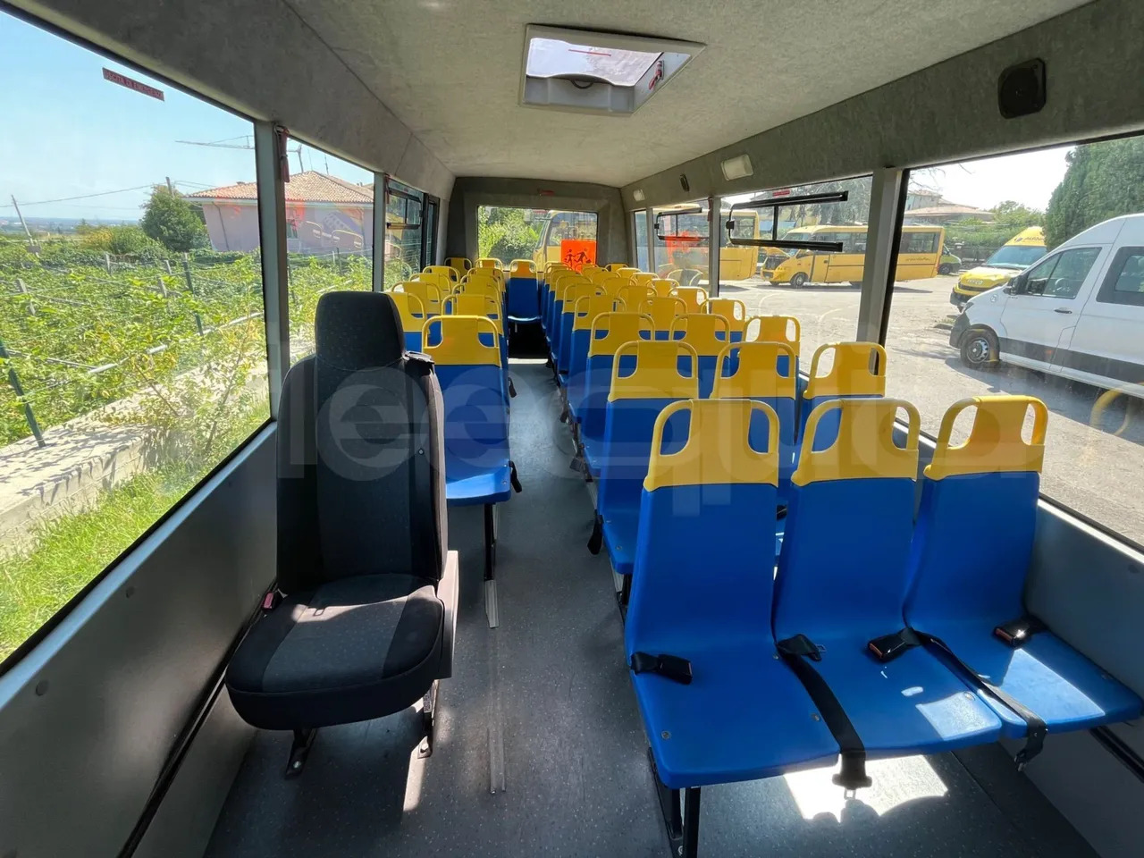 School bus Isuzu P65: picture 20