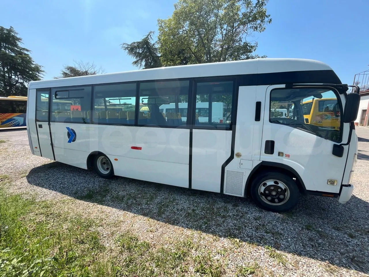 School bus Isuzu P65: picture 11