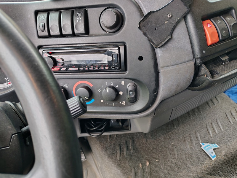 Dropside/ Flatbed truck DAF LF45-220: picture 15