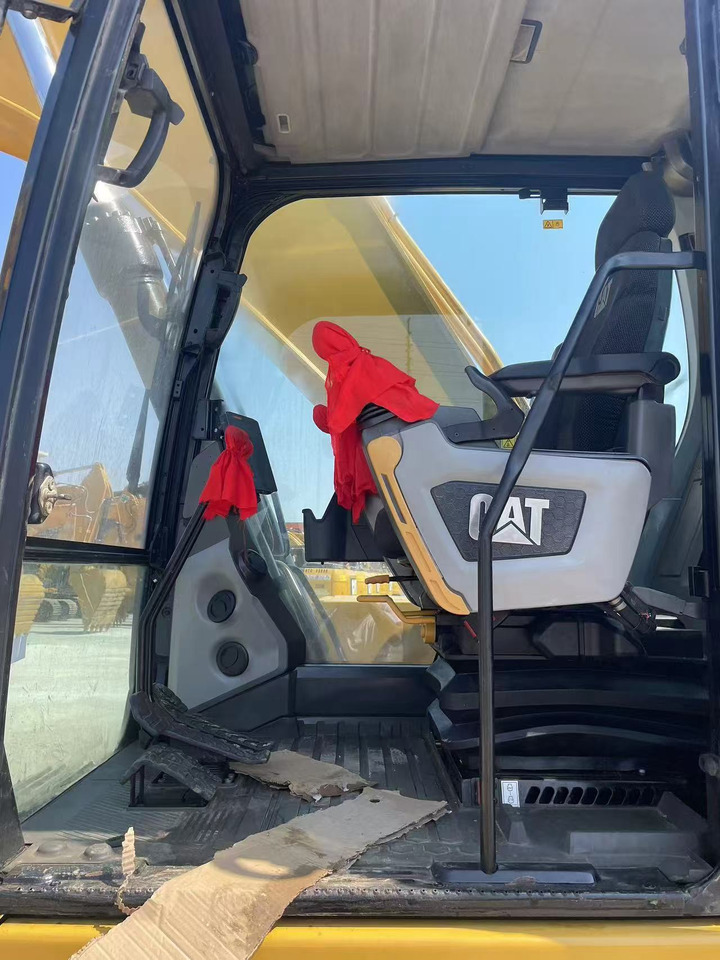 Crawler excavator CATERPILLAR 330GC: picture 8