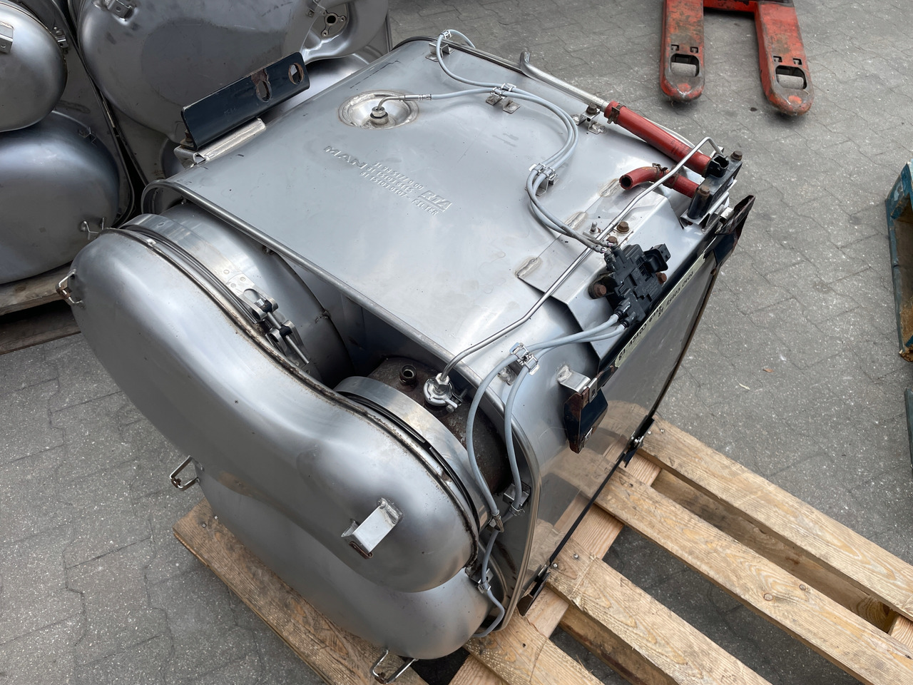 KATALIZATOR MAN TGX TGS EURO 6 DPF TŁUMIK WYDECH 81151036115 - Exhaust pipe for Truck: picture 1 KATALIZATOR MAN TGX TGS EURO 6 DPF TŁUMIK WYDECH 81151036115 - Exhaust pipe for Truck: picture 1