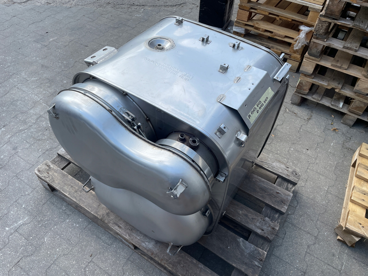 KATALIZATOR MAN TGX TGS EURO 6 DPF TŁUMIK WYDECH 81151036125 - Catalytic converter: picture 3 KATALIZATOR MAN TGX TGS EURO 6 DPF TŁUMIK WYDECH 81151036125 - Catalytic converter: picture 3